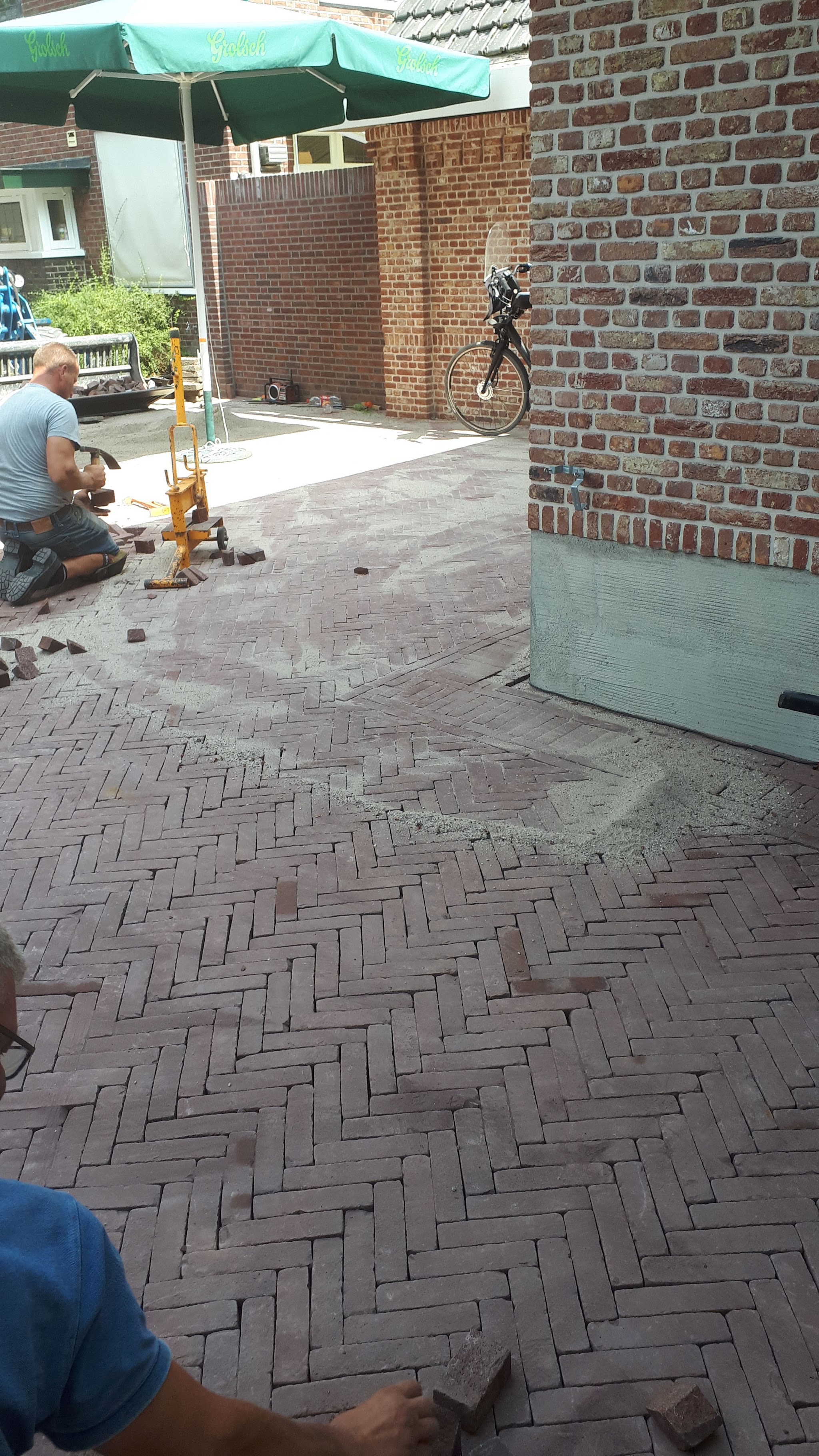 Klinkers in visgraatverband gelegd tegen een gemetselde gevel