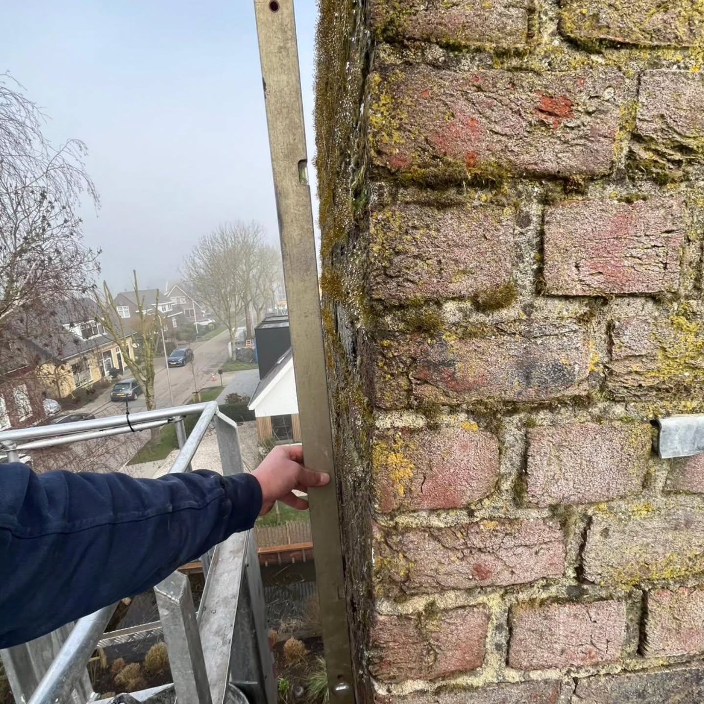 Verweerd metselwerk van een oude schoorsteen van dichtbij